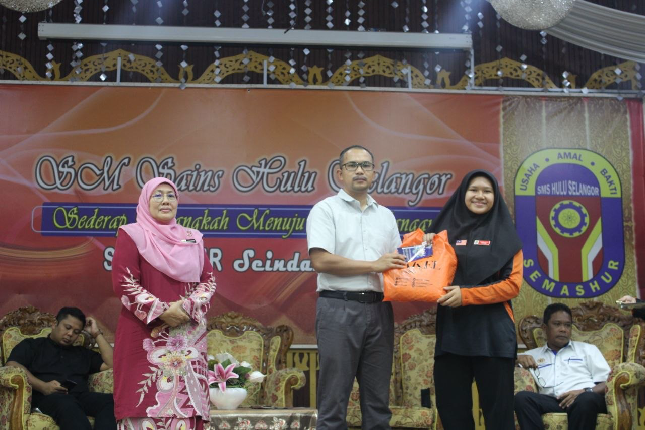 Documentation from the 2026 Raya clothing and monetary aid ceremony